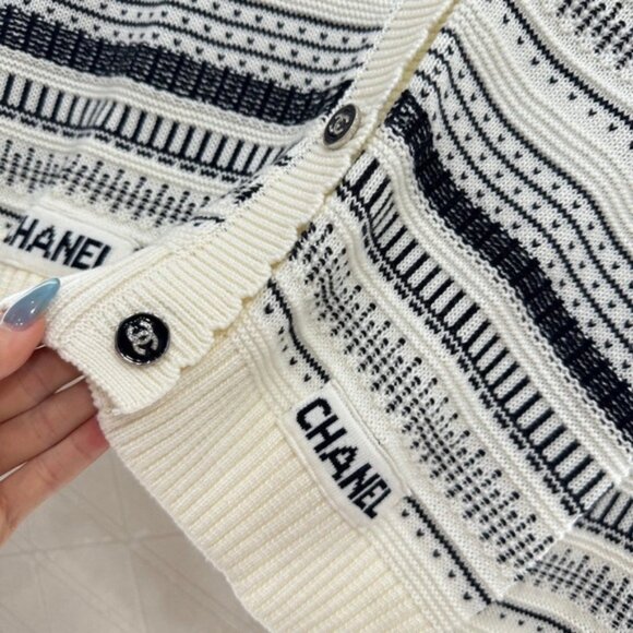 CHANEL Women's Black and Cream Cardigan - Picture 4 of 8